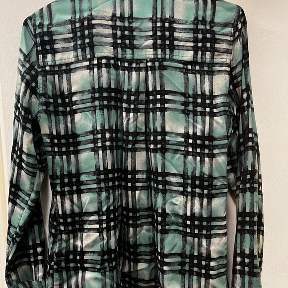 Guess button up silky plaid style top medium - Picture 5 of 5